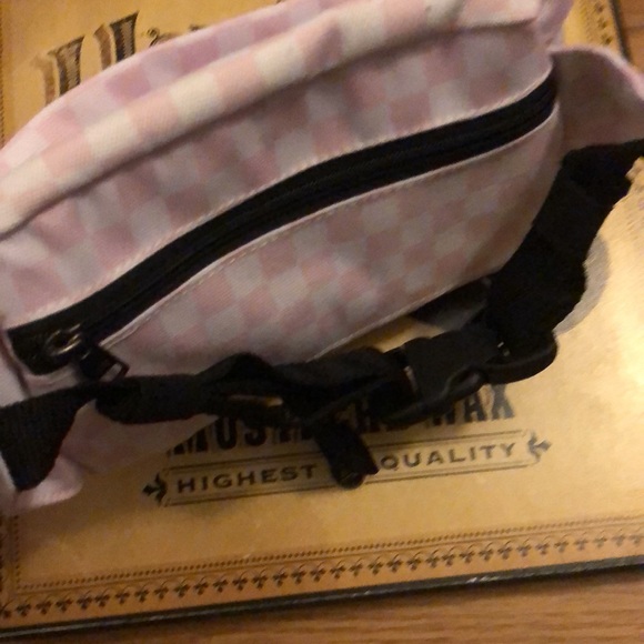 ๐
๐ค๐ป๐น๐
VANS x Pink Checkered Vibes๐ถ๐ค๐ป๐น ๐
- Picture 5 of 10